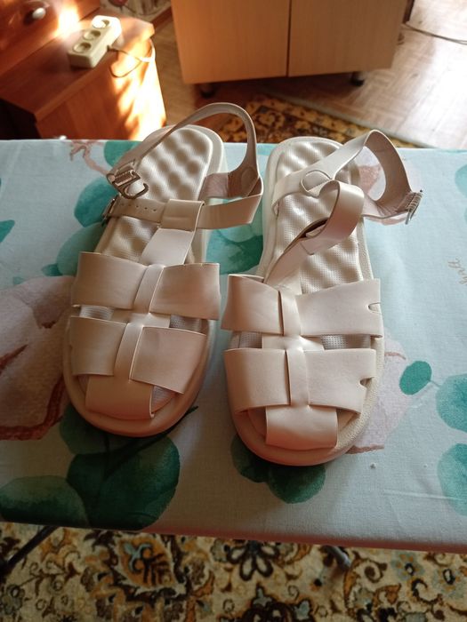 Продам женские басаножки и сандали