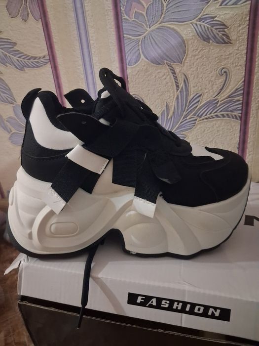 Продам кроссовки