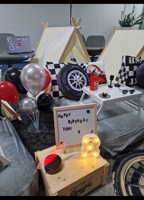 Парти къмпинг с палатки за рожден ден, пикник, празник.