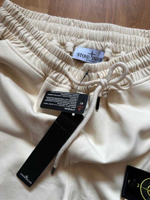 Shorts Stone Island cu eticheta (nu Nike, Gucci, Adidas, Balenciaga)