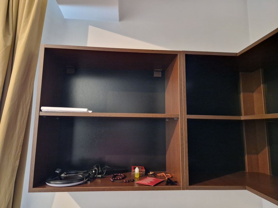 Biblioteca pe colt lemn