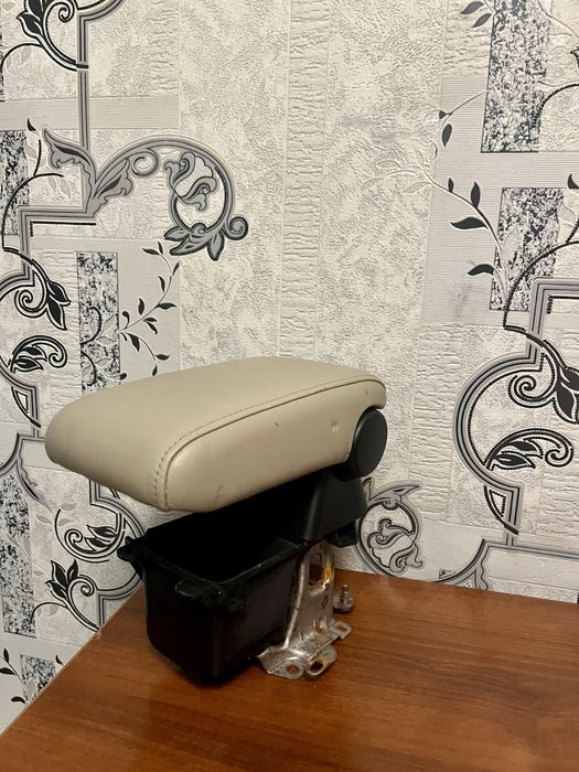 Подлокотник высокий altezza ,lexus is 200 ,300