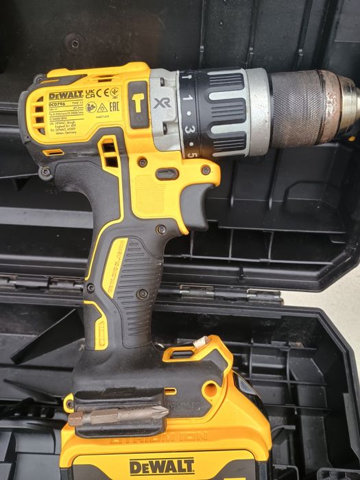 Filetanta dewalt dcd796 set cu 2 baterii, încărcător și cutie