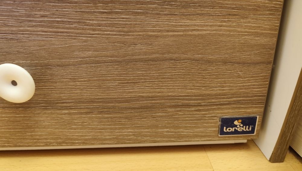 Продавам бебешко легло Лорели с механизъм за люлеене и матрак.