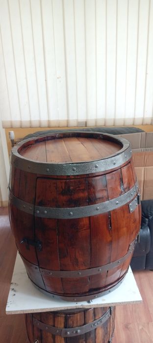 Ретро мини бар изработен дъбова Бъчва. Подходящ. За неповторим подарък  за любилей./ЧРД/имен ден подходящо същото така за Бърбекюта и навеси