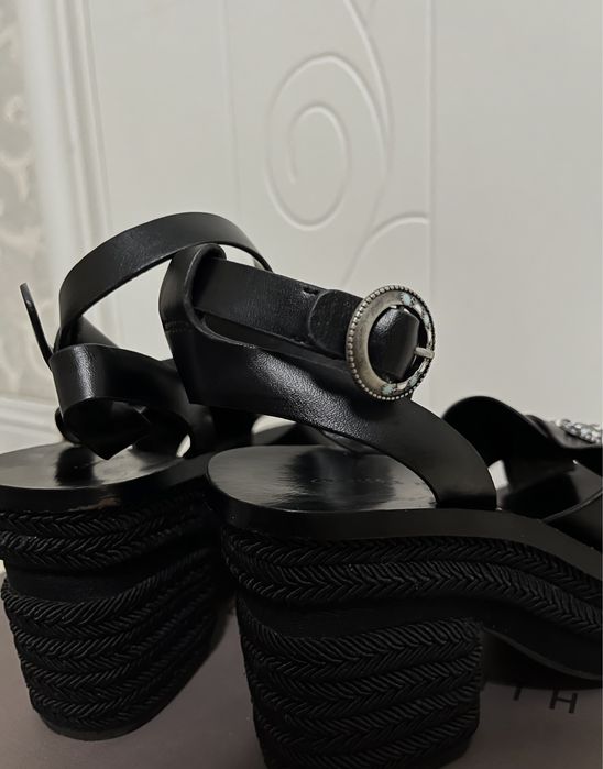 Продам босоножки charles&keith