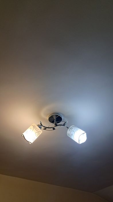 Lustre cu abajur. Este prevazuta cu două brațe.