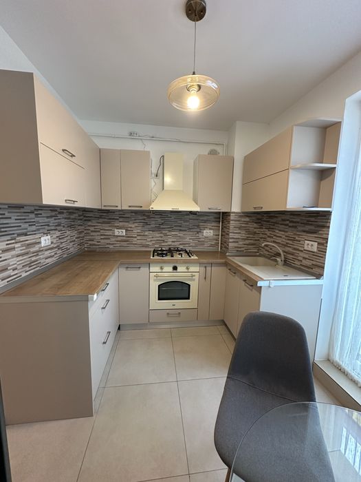 Inchiriez apartament 3 camere cu loc de parcare / Pacurari