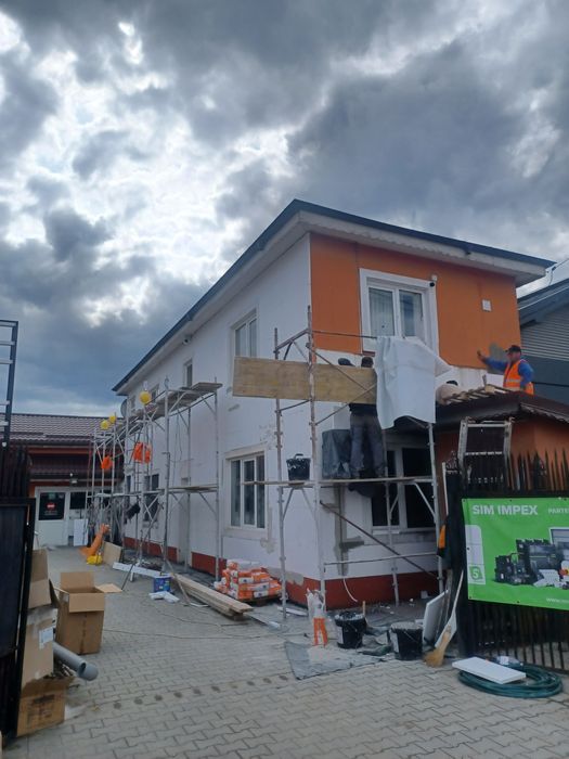 executam lucrări în construcții Case la rosu interioare