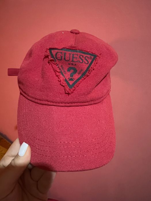 Оригинална шапка на Guess