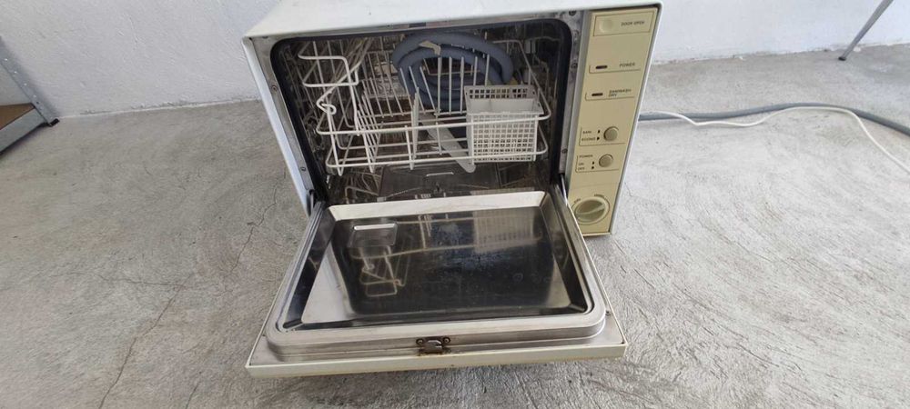 Продавам миялна машина Midea