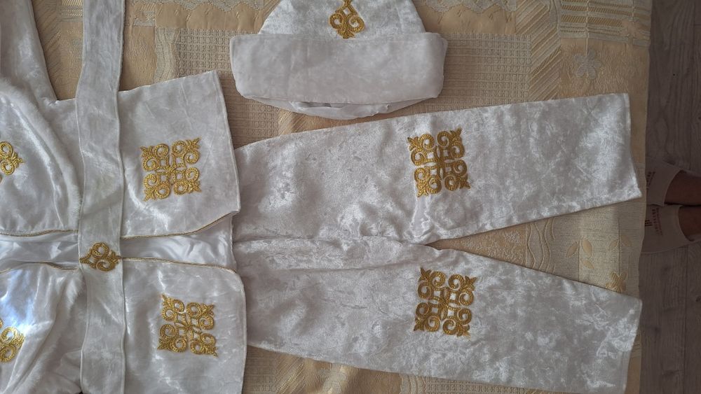 Подам костюм размер 3,4,5 лет