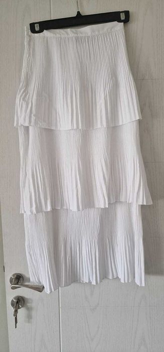 Manon Tilstra x NA-KD плисирана бяла пола