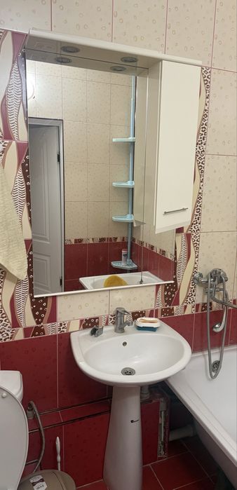 Унитаз, шкаф, умывальник