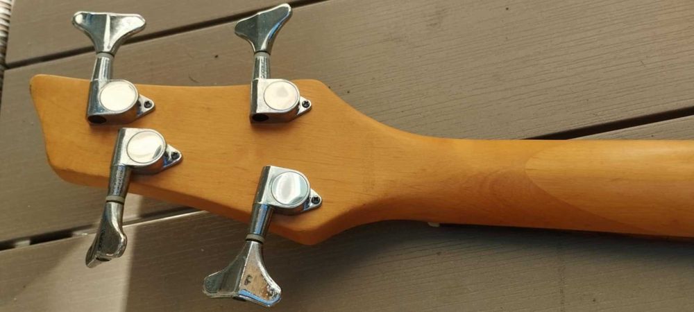 Продавам бас китара "Santander"