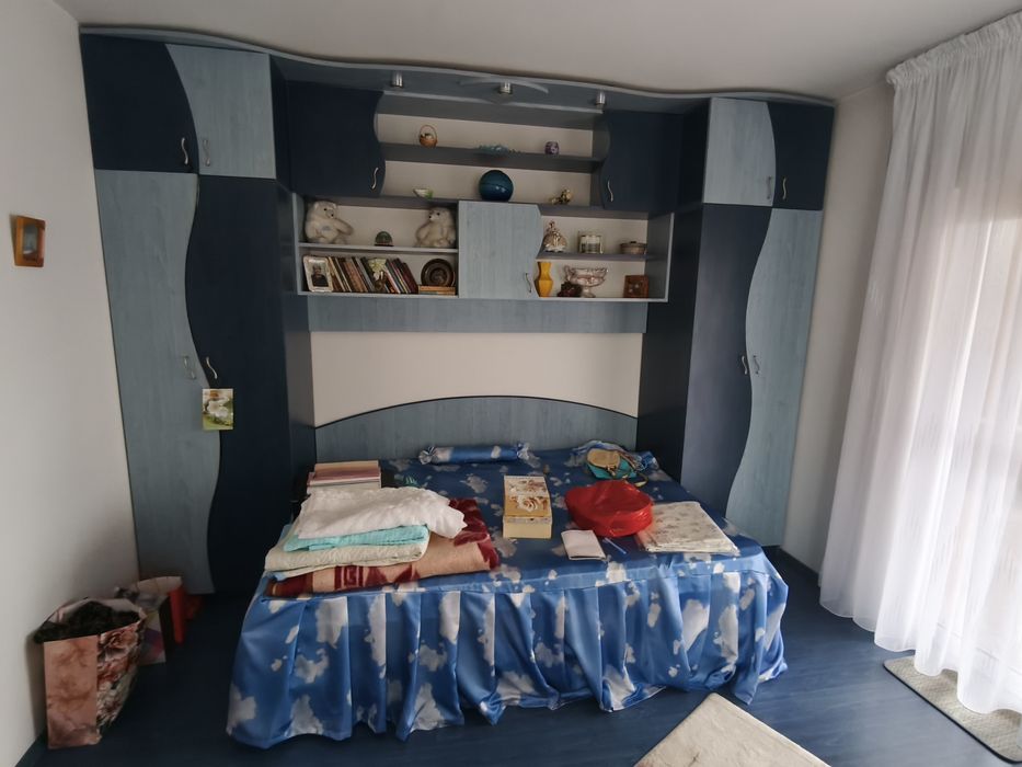 Vând dormitor complet tineret cu pat și saltea .