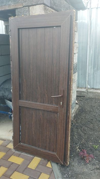 Пластиковая дверь