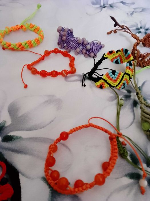 Гривни  изплетени с техника макраме 30 бр различни модели.