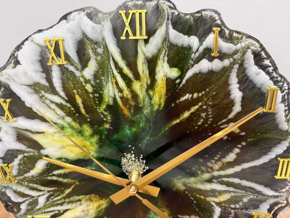 Голям дизайнерски часовник, изработен на ръка с луксозни материали