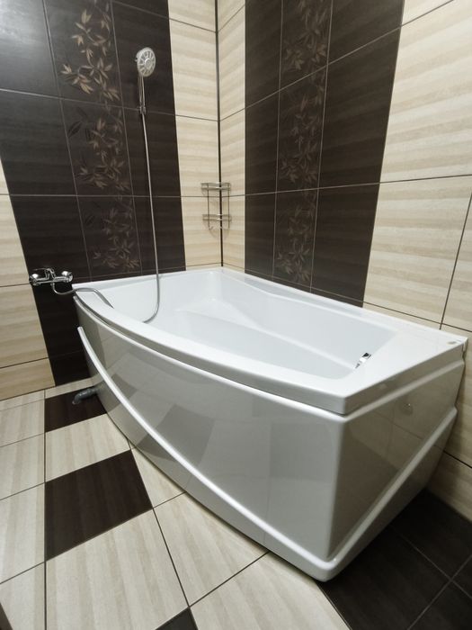 Mobilier baie (chiuveta, oglinda, dulapior, cada)