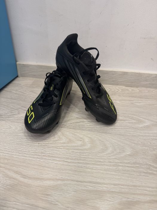 Продовам бутонки адидас f50