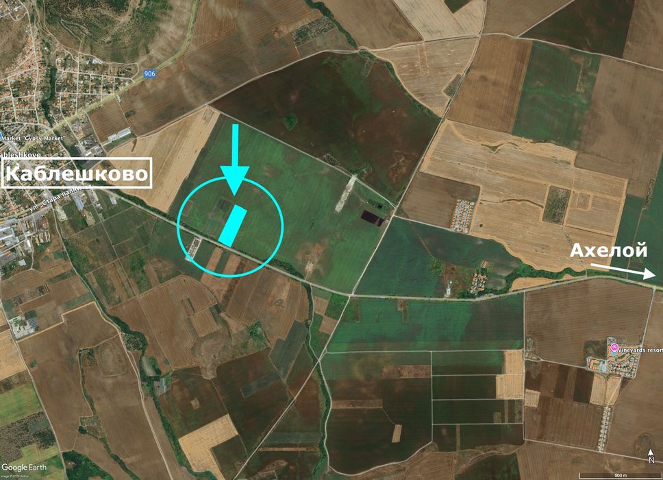 Голям имот с лице на асфалтов път до морето в землището на Каблешково