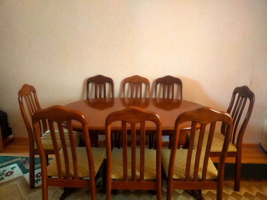 Стол, стулья для гостиной