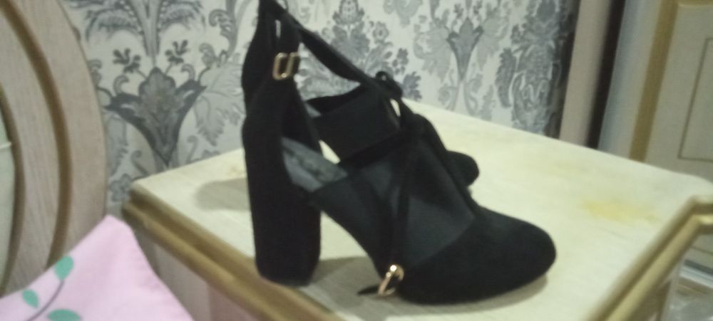 Poshnali tufli qora zamsh firma laya razmer 36