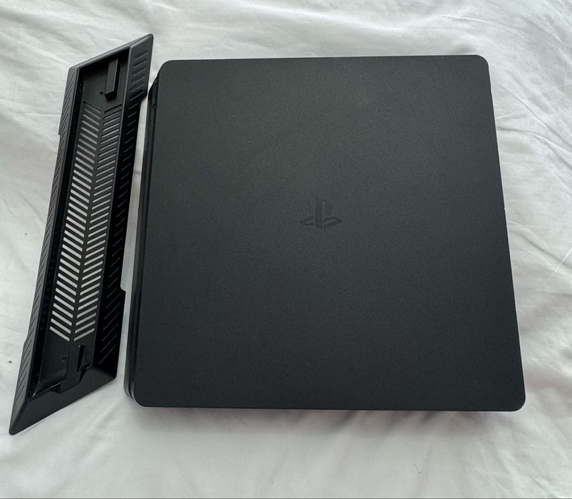 Продаю Sony PlayStation 4