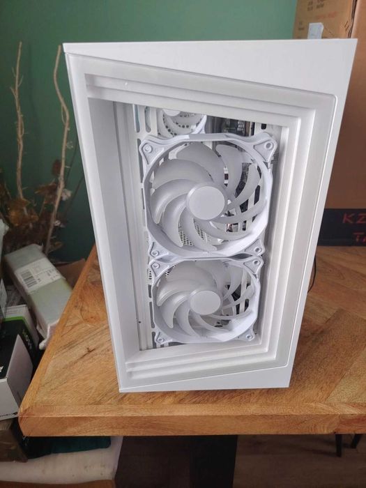 Геймърски чистно нова Gigabyte B650M S2H Motherboard  и PC кутия !