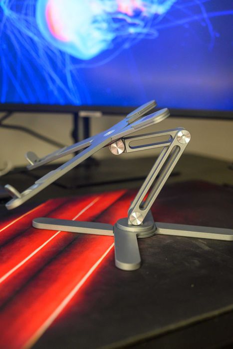 Метална стойка за лаптоп macbook с въртяща се основа  Сгъваема До 16"