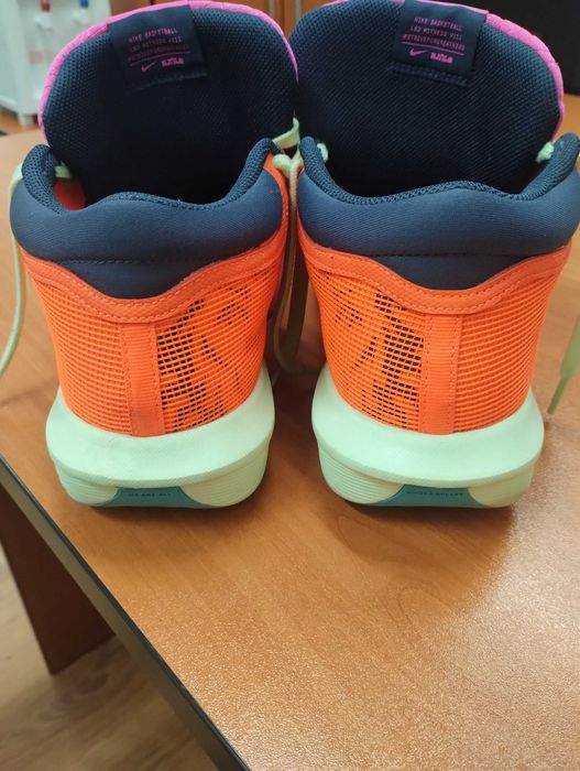 Мъжки баскетболни маратонки Nike Le Bron witness