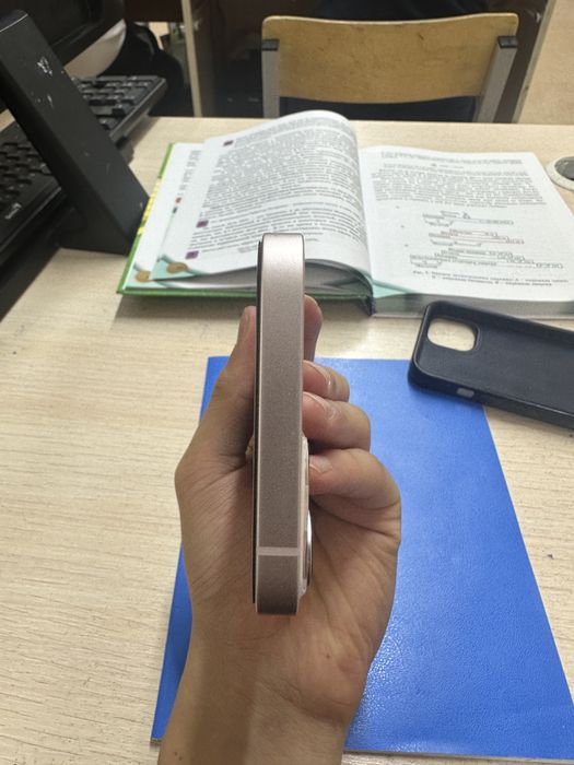 Продам Айфон 13