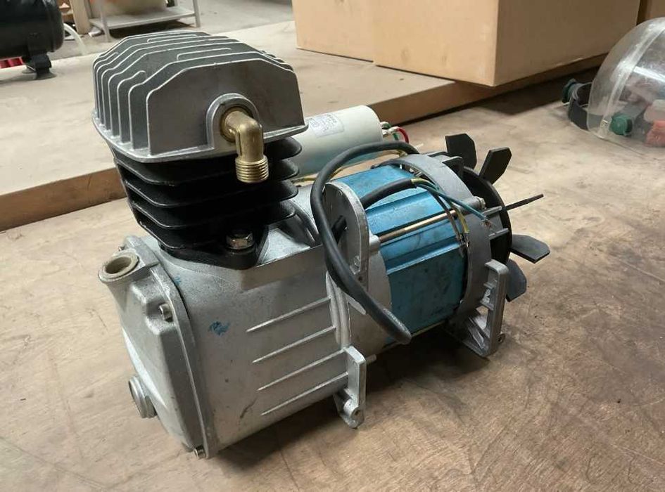 Compresor aer Aariac  50 l 220 v si cap compresor cu motor 220v
