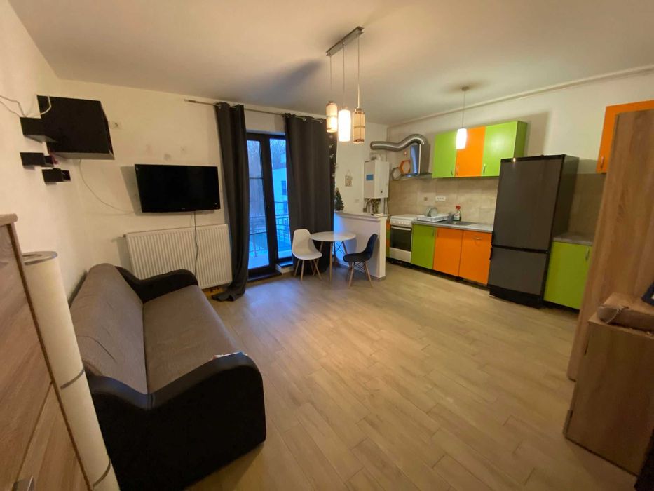 Garsoniera vedere spre Padurea Rosu, Militari si loc de parcare privat