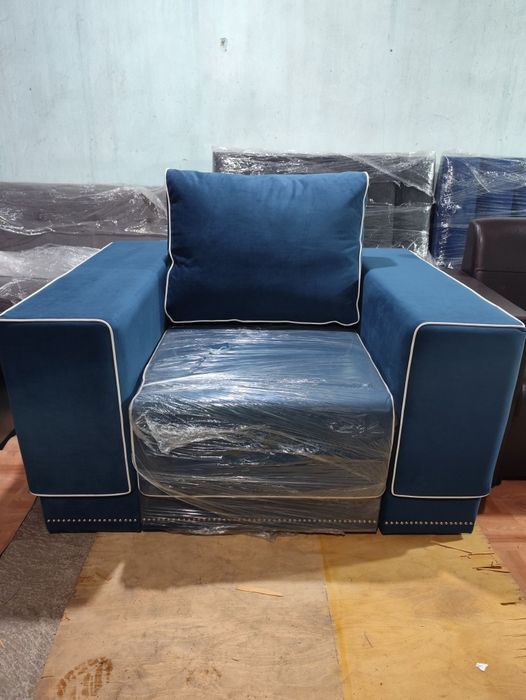 Кресло кожаное новое.