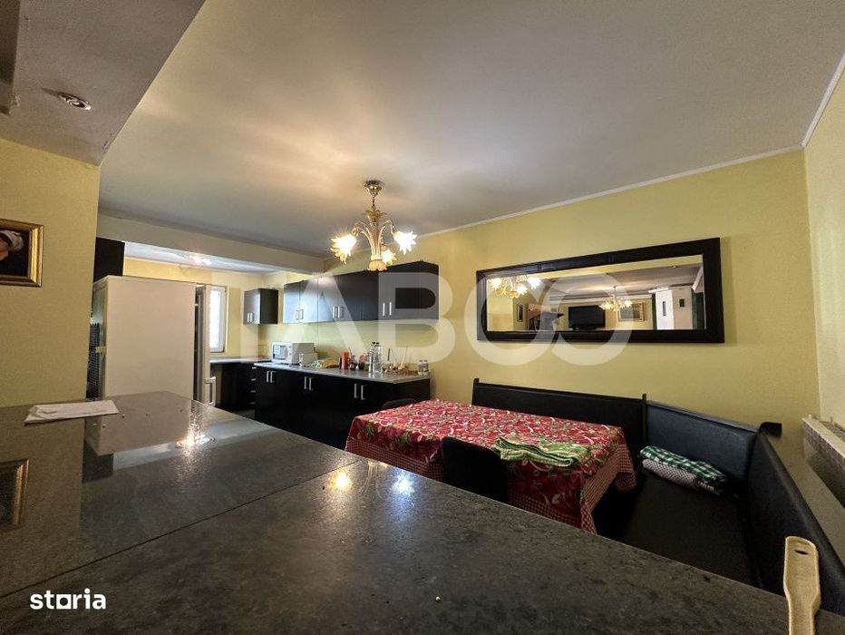 Casa familiala pentru locuit sau vacanta , spatioasa si confortabila .