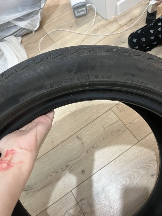Шины с размером 235/45 R18 94W.