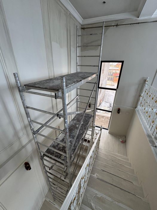 На лестничный марш леса легкий