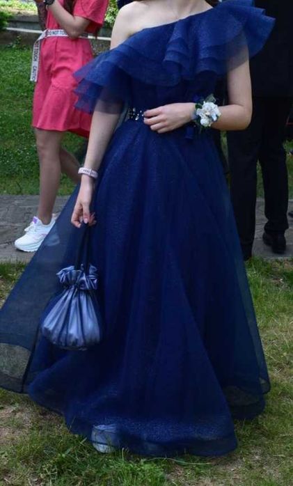 Бална рокля с паднало рамо