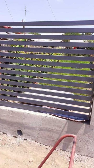 Garduri din panouri stil jaluzele, sipca metalica, tabla, plasa si BCA