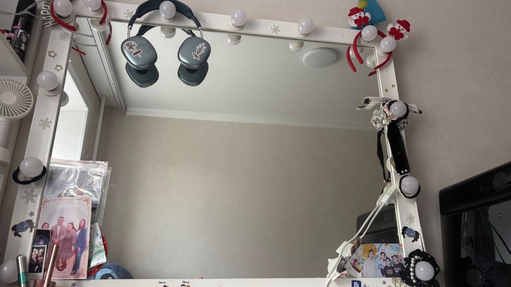 Стол и зеркало с подсветкой