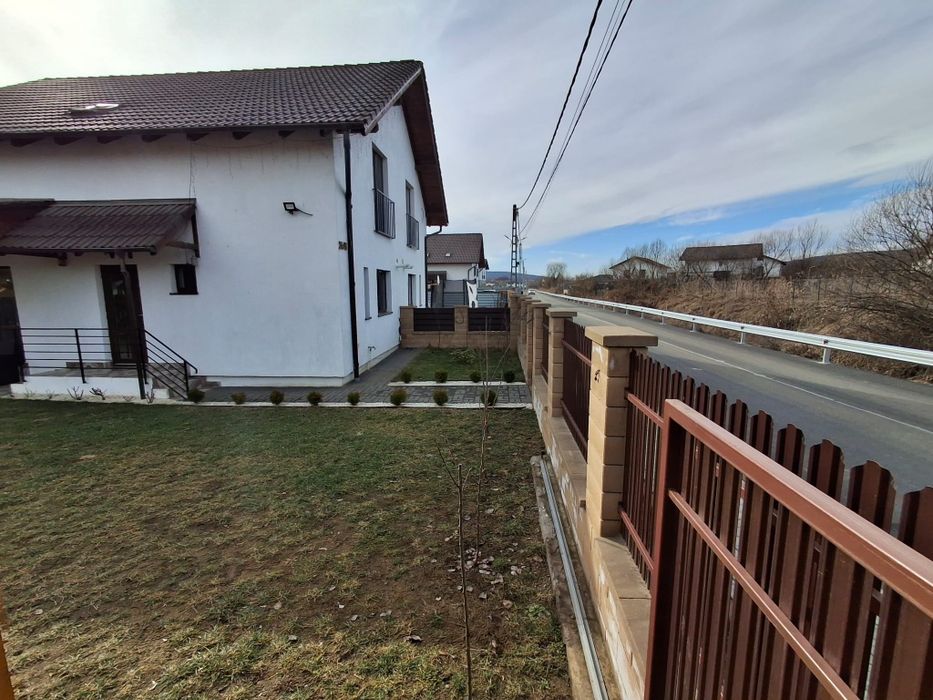 Casa duplex utilata si parțial mobilată in Livezeni ,asfalt,in zona de