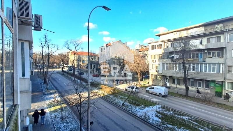 Тристаен югоизточен апартамент за продажба, в тухлена сграда в близост
