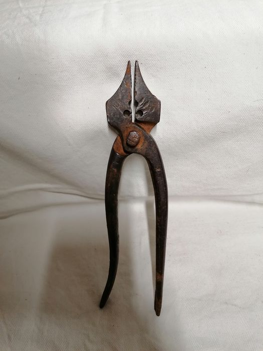 Старинен инструмент