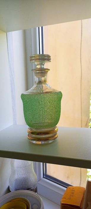 Посуда графины и 2 одинаковые вазы