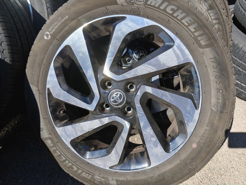 17" оригинални алуминиеви джанти за Toyota Aygo X.
