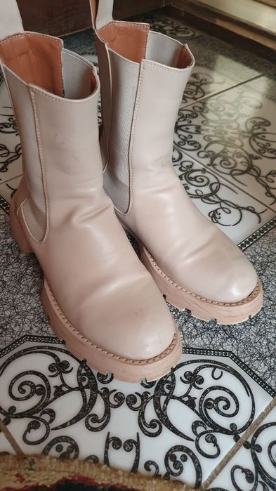 Обувь распродажа, разные цены, дешево.