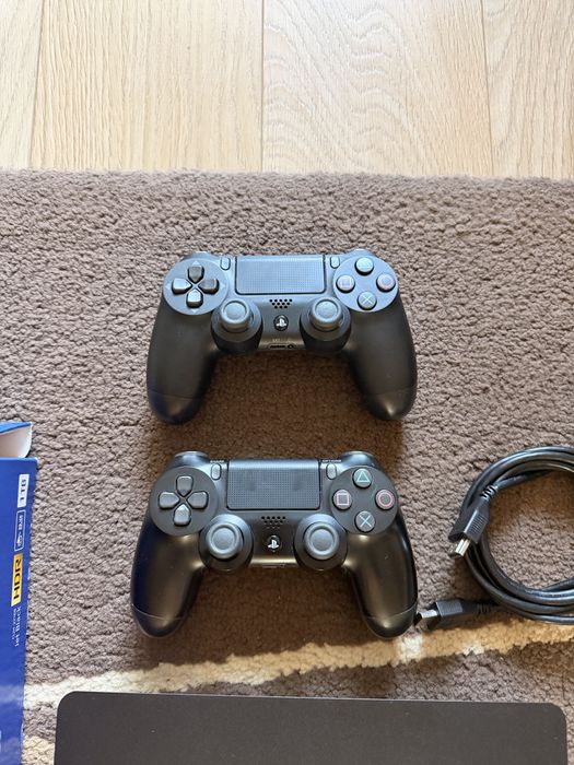 Sony PlayStation 4 Slim – 1TB + 2 controllere + Spider-Man Remastered