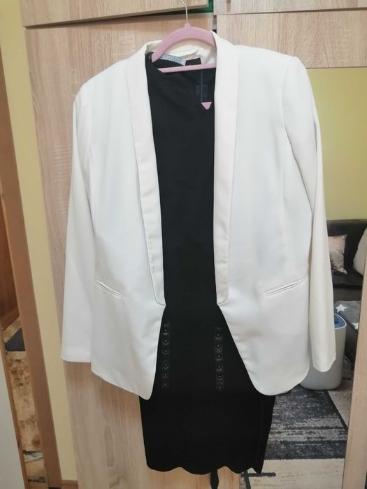 Рокля и сако запазени.